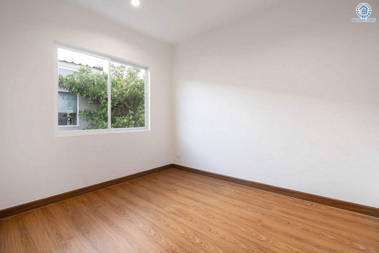 บ้านมือสองตกแต่งใหม่ โครงการ เดอะวิลเลจ แจ้งวัฒนะ-ติวานนท์ หลังมุม เนื้อที่ 58.4 ตร.ว. ดีไซน์ตอบทุกไลฟ์สไตล์ ฟังก์ชัน 3 ห้องนอน 2 ห้องน้ำ จอดรถได้ 2 คัน Living ชั้นล่างกว้างขวาง สามารถกั้นเป็นห้องเพิ่มได้สบาย ๆ บนทำเลติดถนนใหญ่ เชื่อมต่อทุกเส้นทาง ใกล้รถไฟฟ้าสายสีชมพู "สถานีแจ้งวัฒนะ-ปากเกร็ด28" และจุดขึ้นทางด่วน "ศรีสมาน"